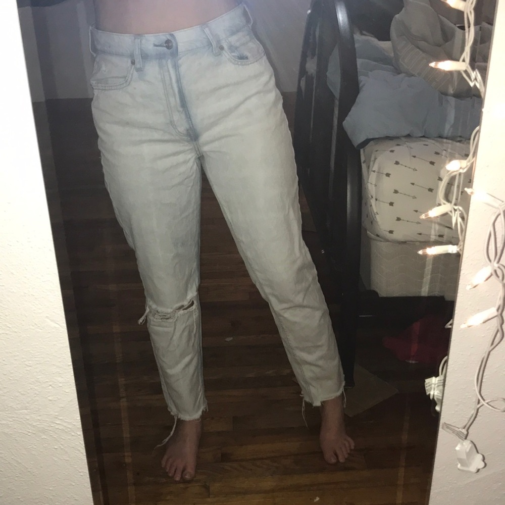 AMERICAN EAGLE MOM JEANS